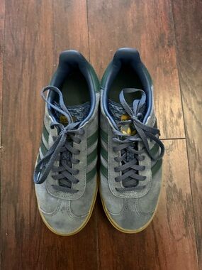 Women’s Adidas gazelle